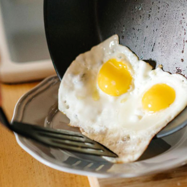 How to Decide Between Carbon Steel and Nonstick Pans for Everyday Cooking