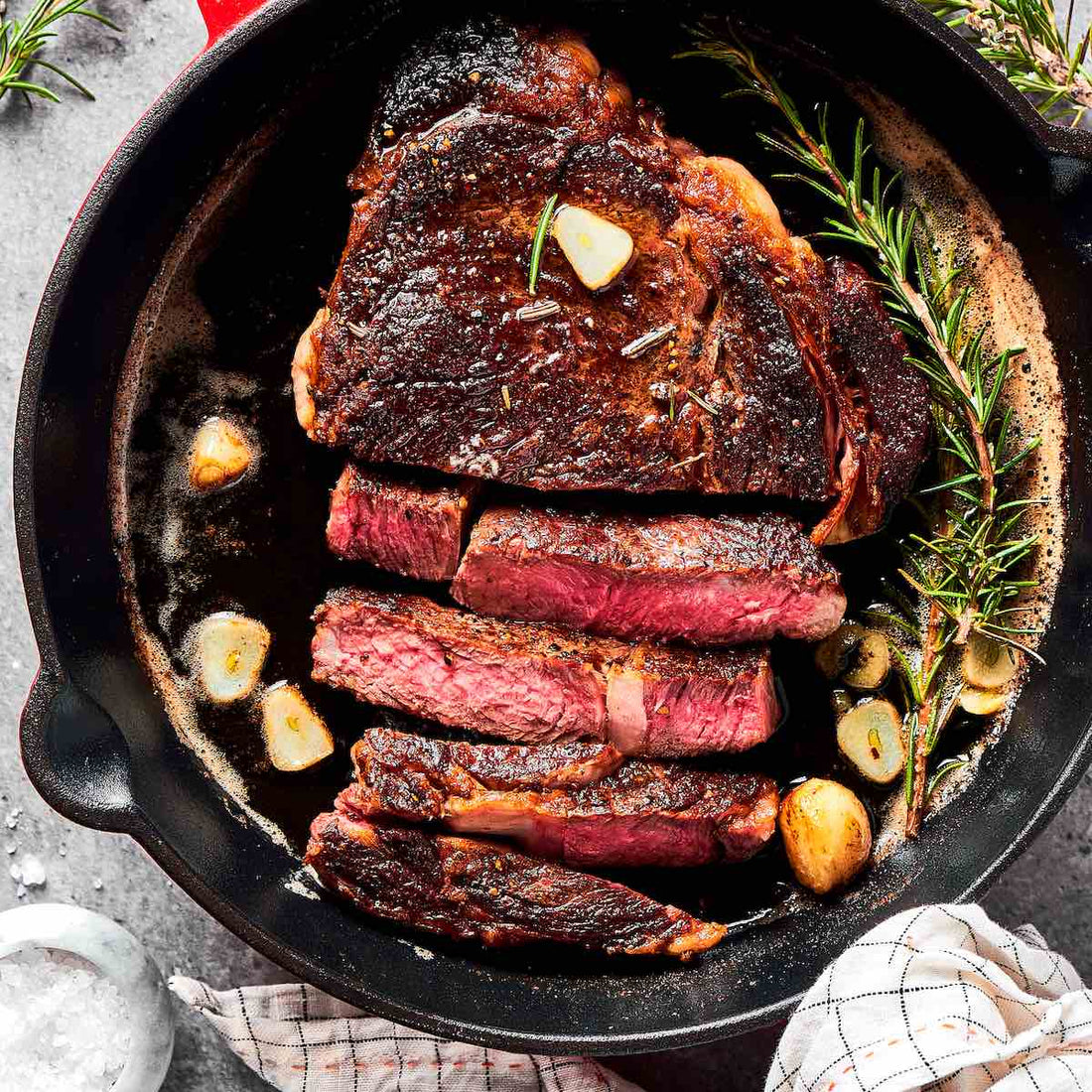 Carbon Steel vs Cast Iron Showdown: The Best Pan for a Mighty Steak